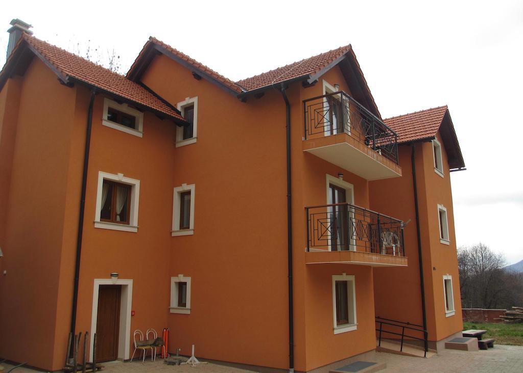 קראסנו פוליה Apartments Manjan מראה חיצוני תמונה